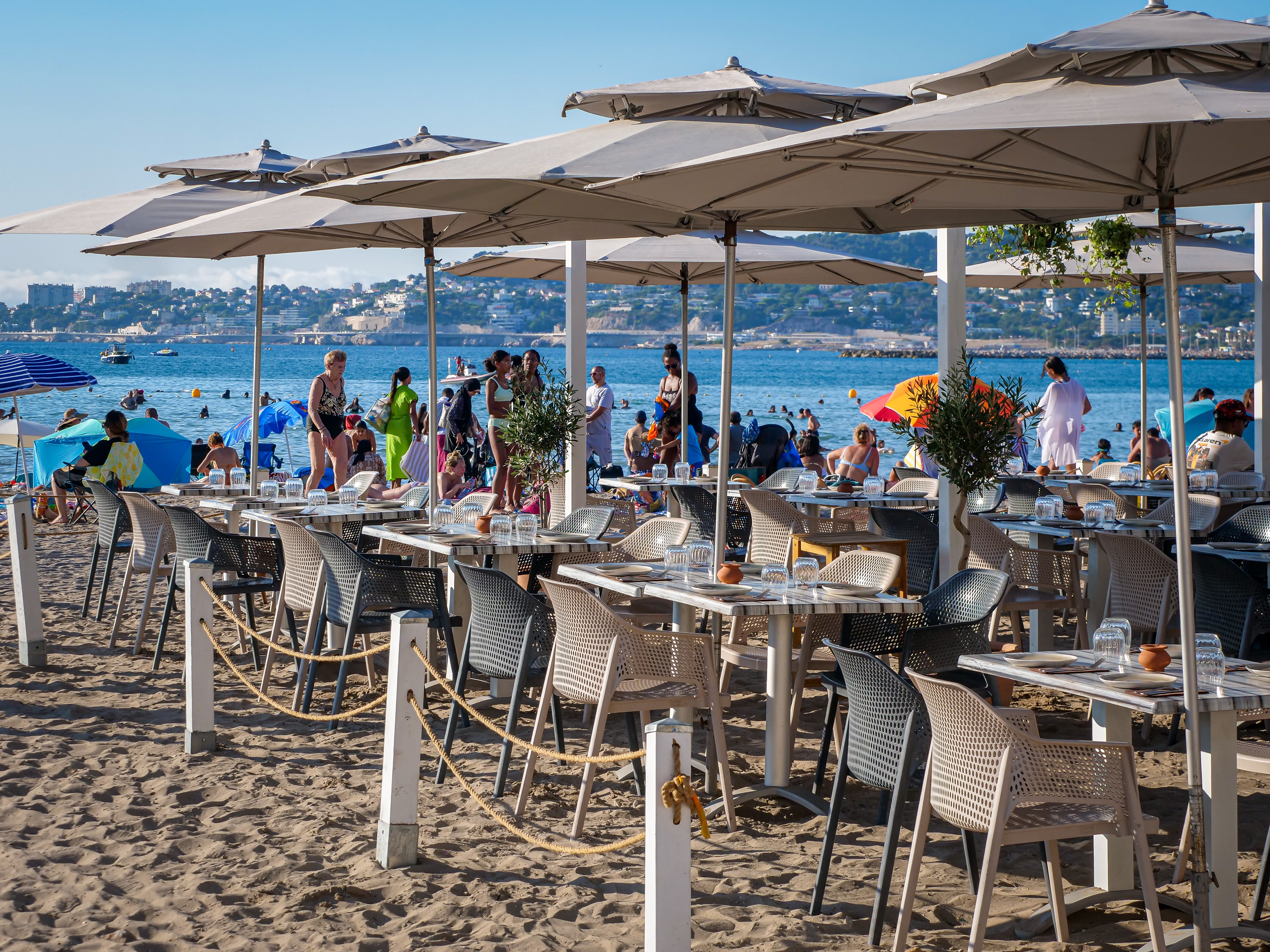 Terrasse de Rouge & Roche sur la Plage de la Pointe Rouge
